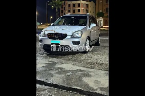 كيا كارينز 2011 فضي مستعملة للبيع - 2