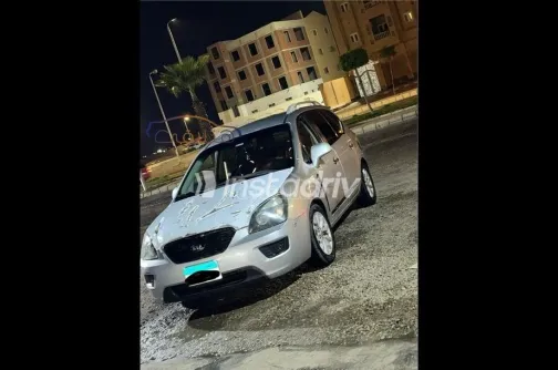 كيا كارينز 2011 فضي مستعملة للبيع - 3