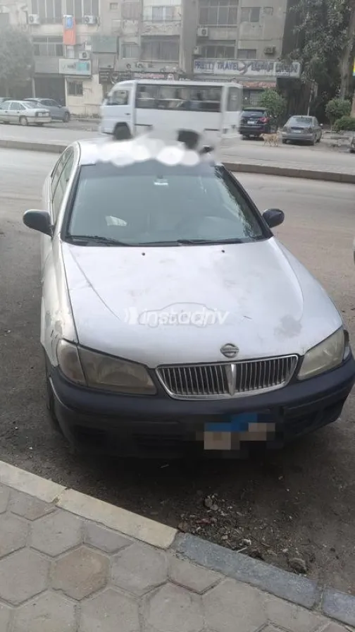 نيسان صنى 2002 فضي مستعملة للبيع - 1