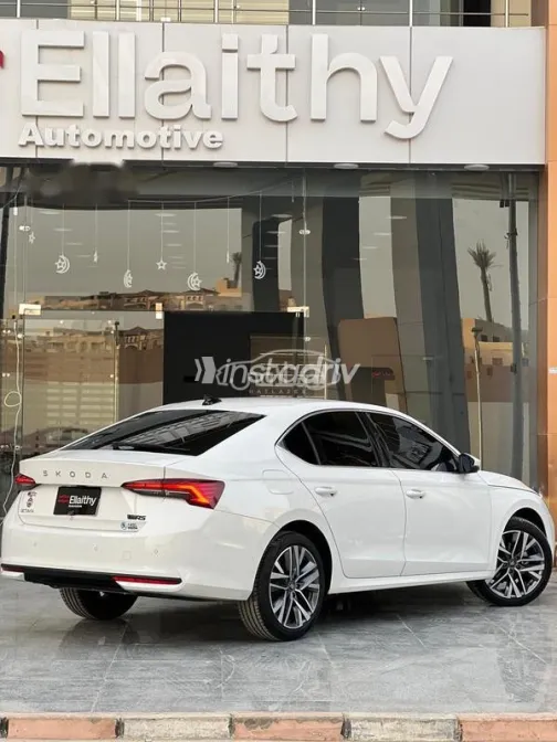 سكودا اوكتافيا 2025 أبيض مستعملة للبيع - 4