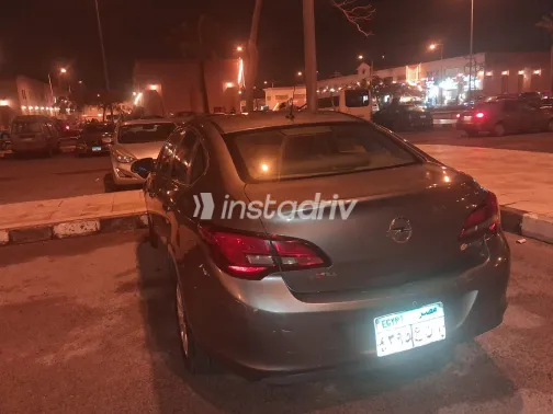 اوبل أسترا 2017 أبيض مستعملة للبيع - 1