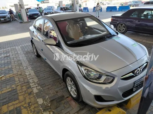 هيونداي اكسنت RB 2015 فضي مستعملة للبيع - 9