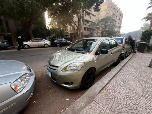 تويوتا ياريس 2006 برونزي مستعملة للبيع - 1