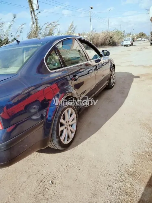 فولكس فاغن باسات 2003 أزرق غامق مستعملة للبيع - 5