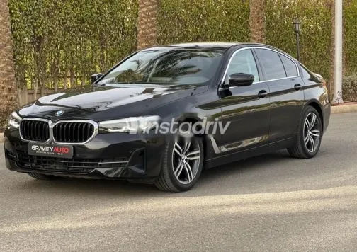 بي ام دبليو 520 2023 أسود مستعملة للبيع - 1