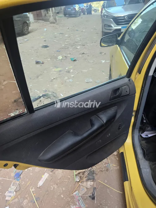 سكودا فابيا 2001 أبيض مستعملة للبيع - 9