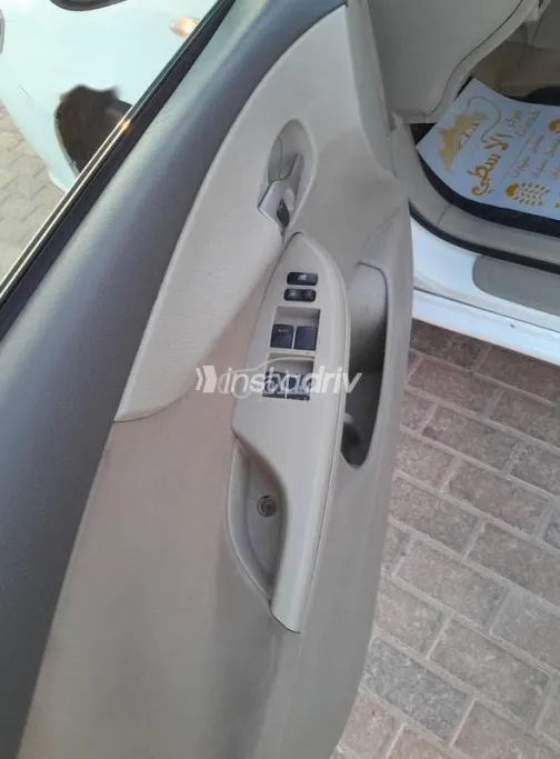 تويوتا كورولا 2009 أبيض مستعملة للبيع - 2