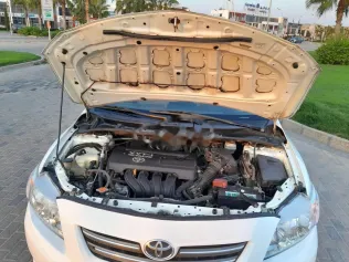 تويوتا كورولا 2009 أبيض مستعملة للبيع