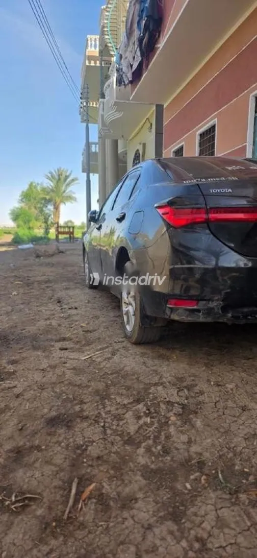 تويوتا كورولا 2019 أبيض مستعملة للبيع - 2