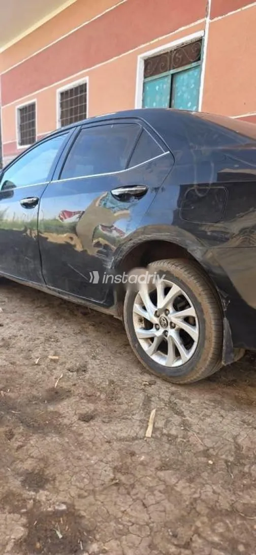 تويوتا كورولا 2019 أبيض مستعملة للبيع - 3