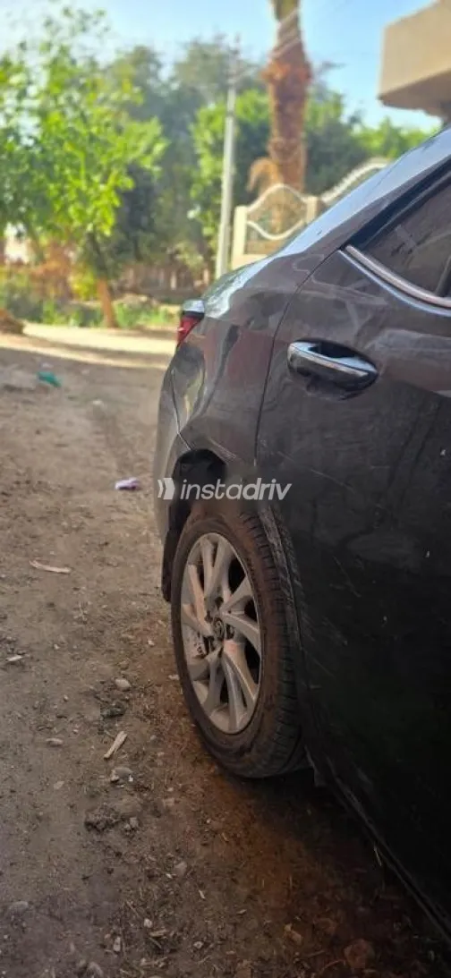 تويوتا كورولا 2019 أبيض مستعملة للبيع - 9