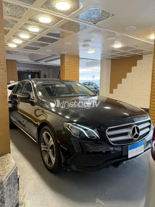 مرسيدس E 180 2019 أسود مستعملة للبيع - 3