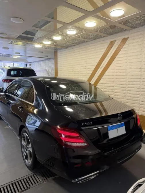 مرسيدس E 180 2019 أسود مستعملة للبيع - 4