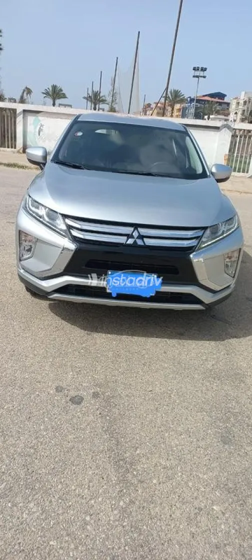 ميتسوبيشي اكليبس كروس 2018 فضي مستعملة للبيع - 3