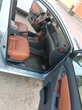 تويوتا كورولا 2005 أبيض مستعملة للبيع