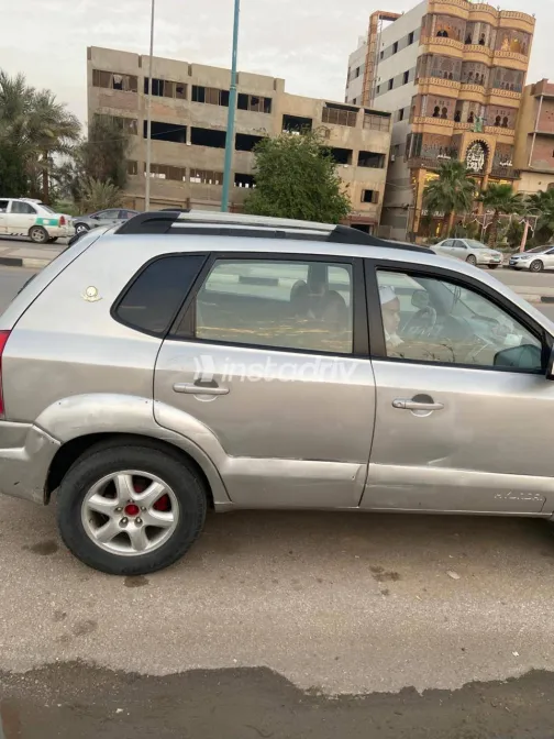 هيونداي توسان 2005 أبيض مستعملة للبيع - 2