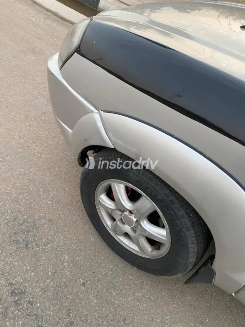 هيونداي توسان 2005 أبيض مستعملة للبيع - 3