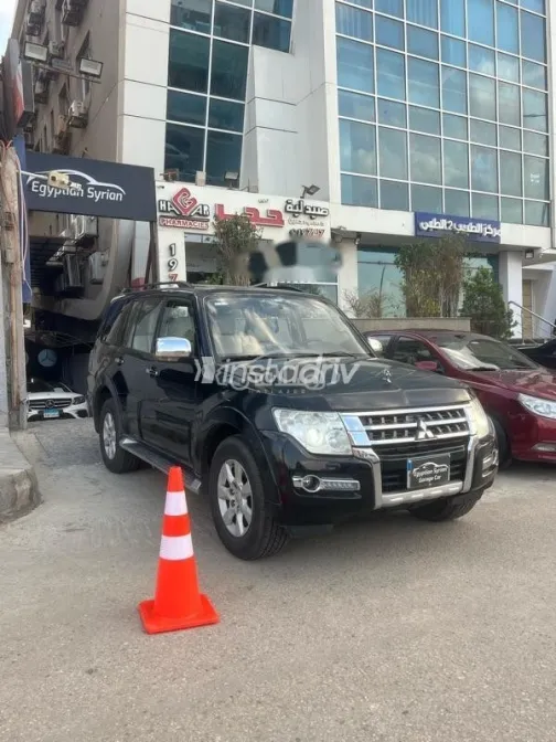 ميتسوبيشي باجيرو 2014 أسود مستعملة للبيع - 2