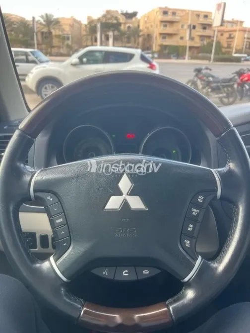 ميتسوبيشي باجيرو 2014 أسود مستعملة للبيع - 7