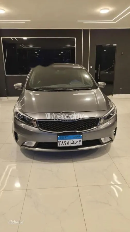 كيا K3 2017 رمادي مستعملة للبيع - 1