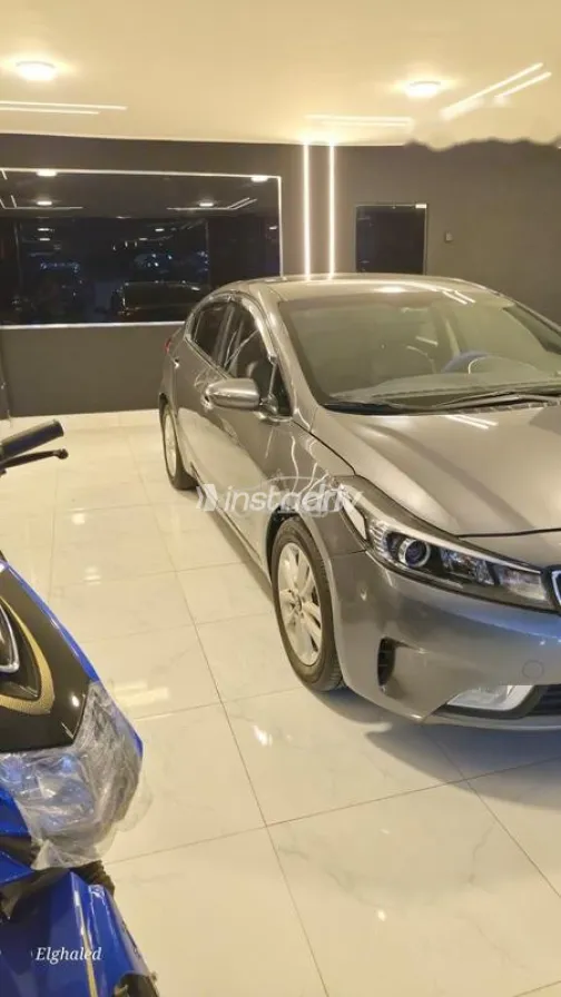 كيا K3 2017 رمادي مستعملة للبيع - 2