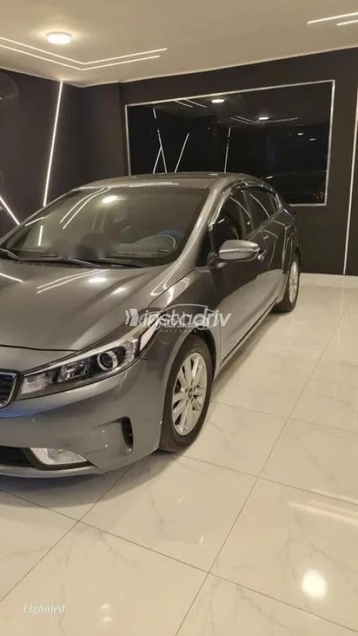 كيا K3 2017 رمادي مستعملة للبيع - 4