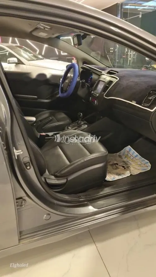 كيا K3 2017 رمادي مستعملة للبيع - 8