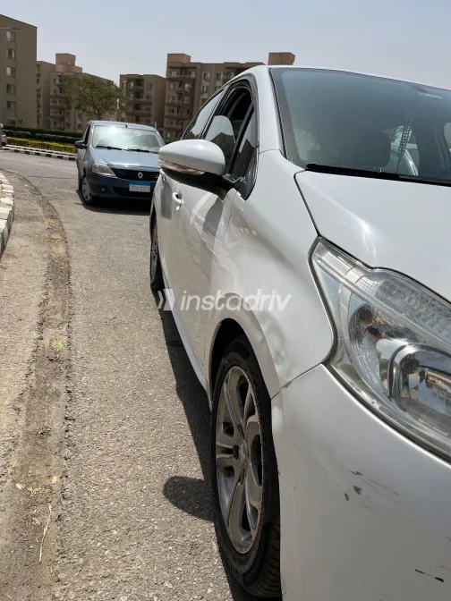 بيجو 208 2014 أبيض مستعملة للبيع - 4