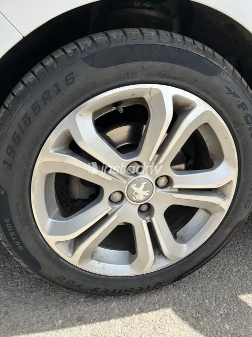 بيجو 208 2014 أبيض مستعملة للبيع - 5