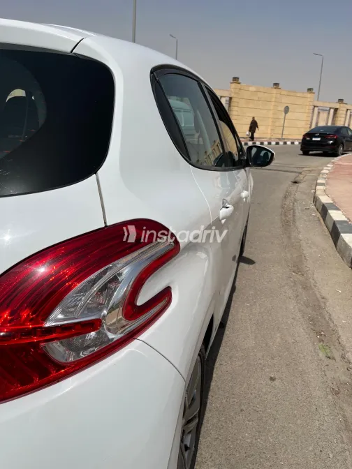 بيجو 208 2014 أبيض مستعملة للبيع - 6