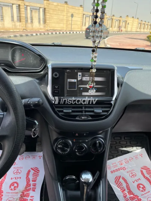 بيجو 208 2014 أبيض مستعملة للبيع - 9