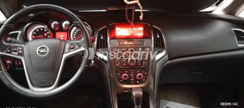 اوبل أسترا 2013 أبيض مستعملة للبيع - 2