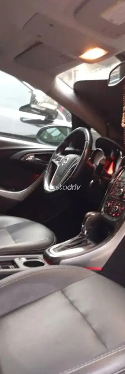 اوبل أسترا 2013 أبيض مستعملة للبيع - 6