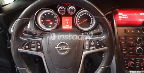 اوبل أسترا 2013 أبيض مستعملة للبيع - 7