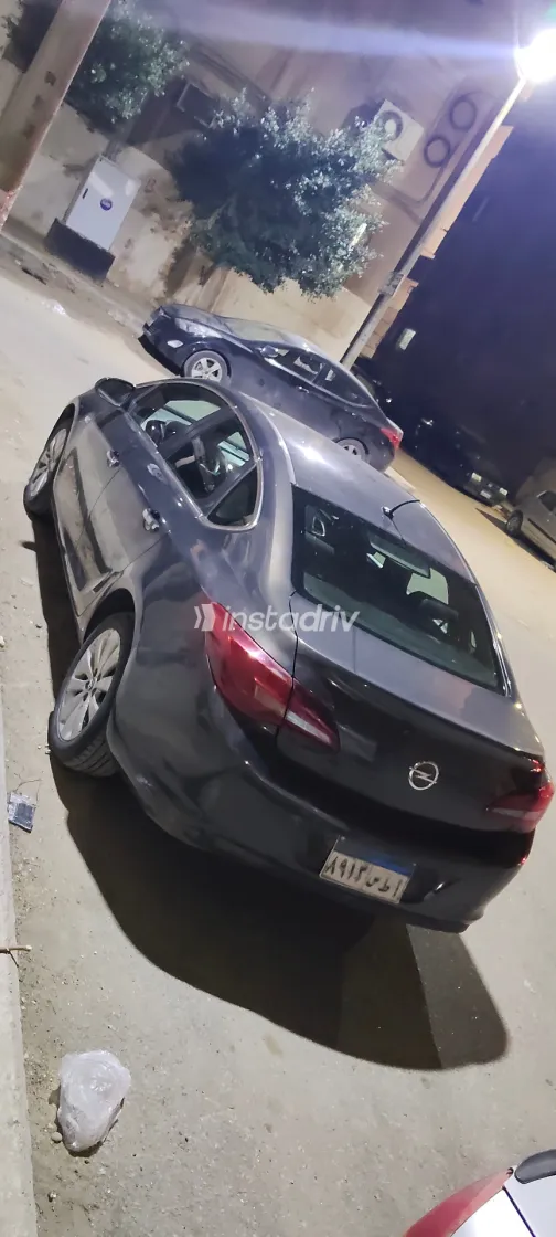 اوبل أسترا 2013 أبيض مستعملة للبيع - 8