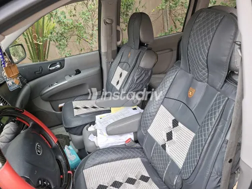 كيا كارنفال 2011 أبيض مستعملة للبيع - 2