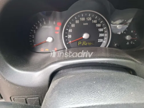 كيا كارنفال 2011 أبيض مستعملة للبيع - 4