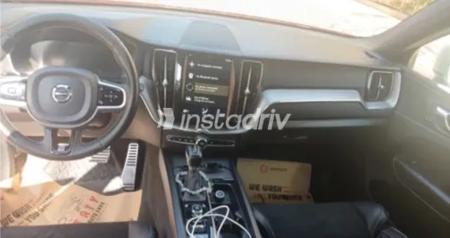 فولفو XC60 2019 أبيض مستعملة للبيع - 1