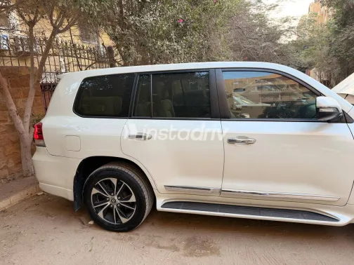 تويوتا لاند كروزر 2017 أبيض مستعملة للبيع - 4