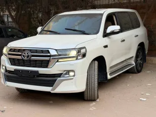 تويوتا لاند كروزر 2017 أبيض مستعملة للبيع