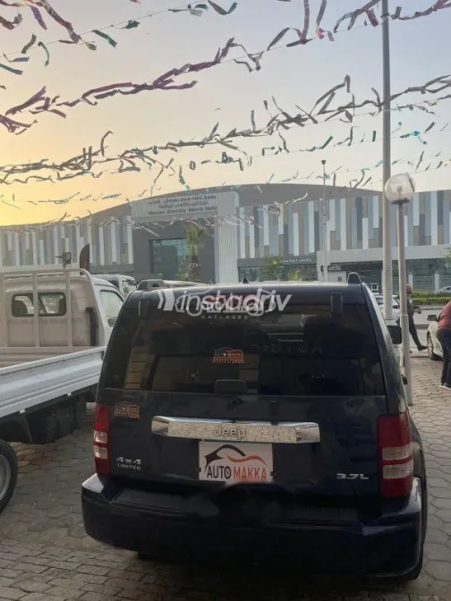 جيب شيروكي 2008 أزرق غامق مستعملة للبيع - 2