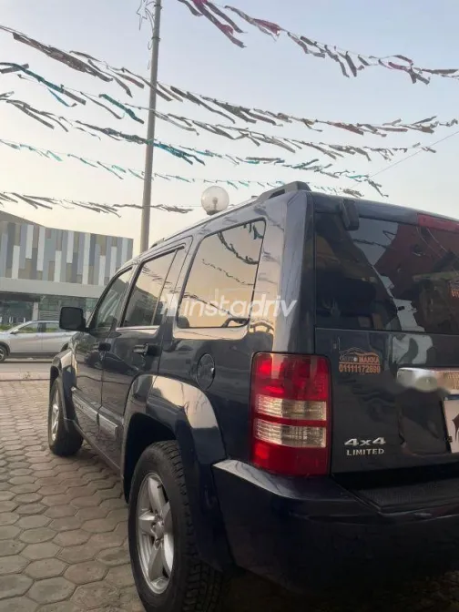 جيب شيروكي 2008 أزرق غامق مستعملة للبيع - 5