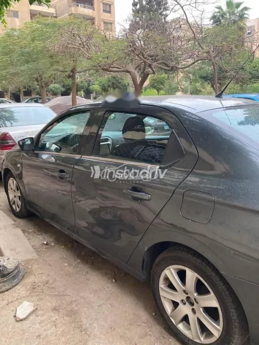 بيجو 301 2016 فضي مستعملة للبيع - 1