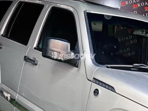 جيب شيروكي 2012 فضي مستعملة للبيع - 5