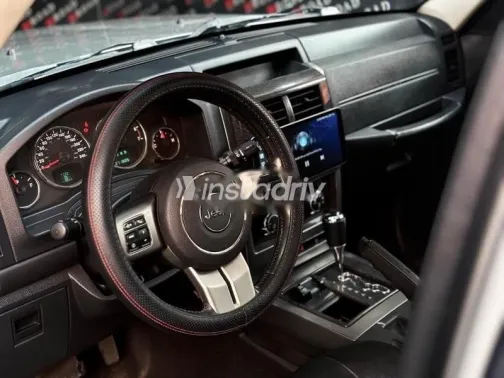 جيب شيروكي 2012 فضي مستعملة للبيع - 7