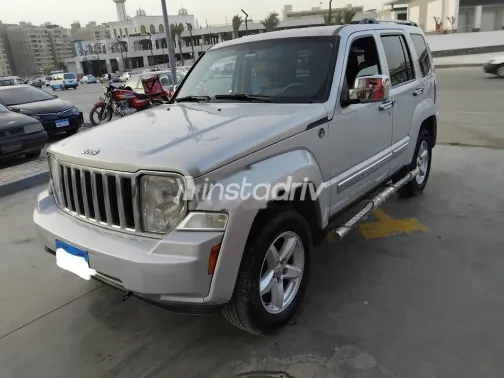 جيب شيروكي 2009 فضي مستعملة للبيع - 1