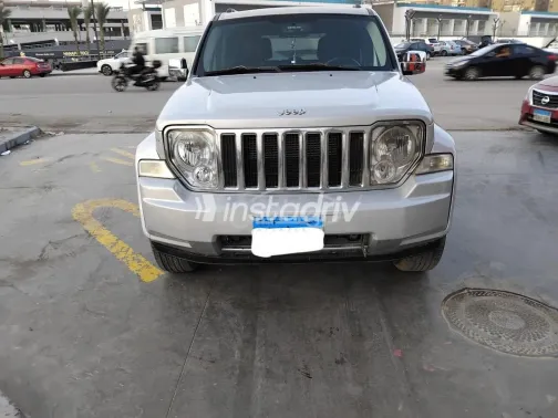 جيب شيروكي 2009 فضي مستعملة للبيع - 2