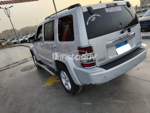 جيب شيروكي 2009 فضي مستعملة للبيع - 3