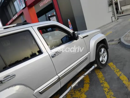 جيب شيروكي 2009 فضي مستعملة للبيع - 4