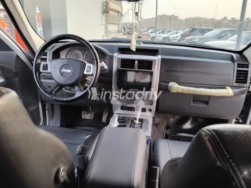 جيب شيروكي 2009 فضي مستعملة للبيع - 6